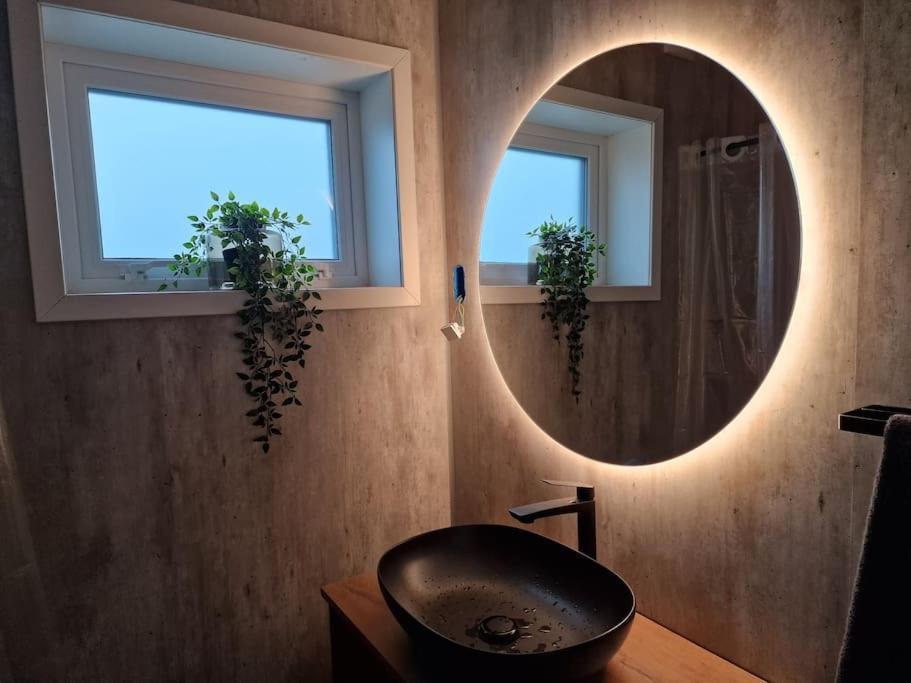 New Flat With Hot Tub - No1 Apartment Oyndarfjordur ภายนอก รูปภาพ
